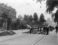 816677 Afbeelding van werkzaamheden aan de tramsporen bij de Kazerne der Veldartillerie (Leidseweg 22) te Utrecht.N.B. ...